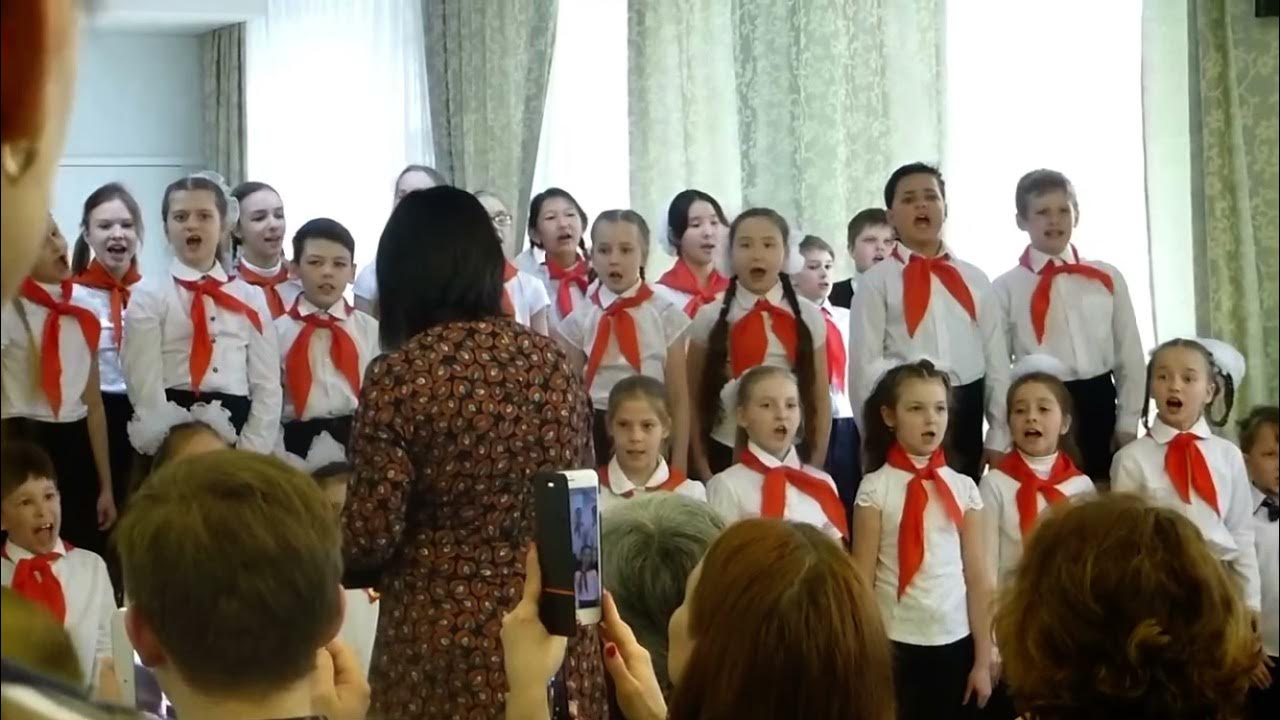 Школа 1770 москва. Урок пения в школе. Хоровое пение дети. Костюмы для хора детского. Хор начальных классов.
