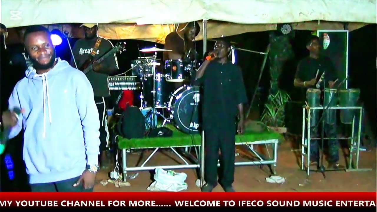 Посмотрите, как Абум Бог превратил утреннюю молитву в хвалебный концерт в Исочи, штат Абия.