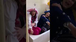 Stinky the Pirate needs to take a bath! 🏴‍☠️🦜#shorts #kidssongs #bathsong