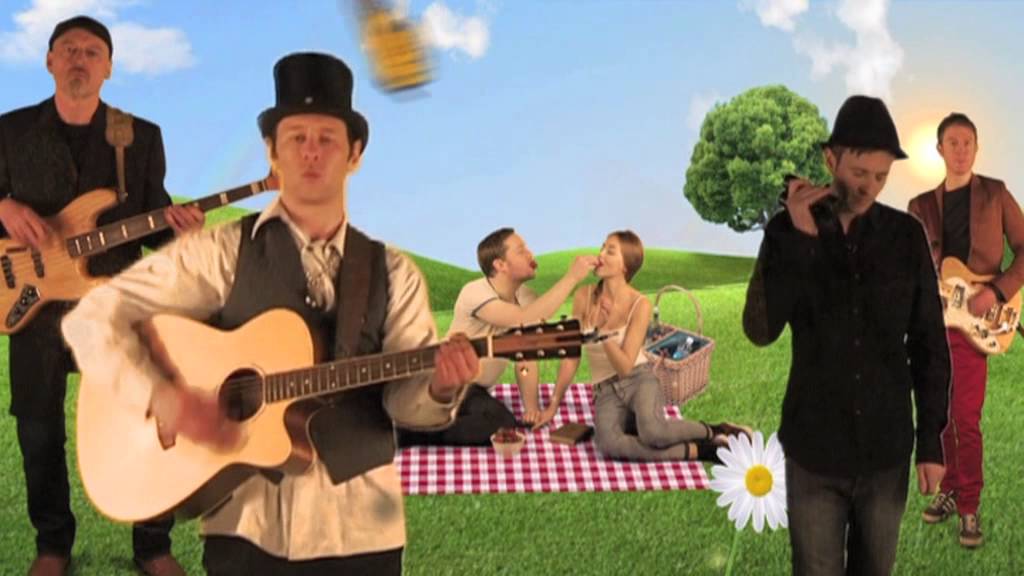 The Jar Family - Footsteps (Official Music Video) adlı videoyu YouTube'da izle The Jar Family - Footsteps (Official Music Video) adlı videoyu YouTube'da izle