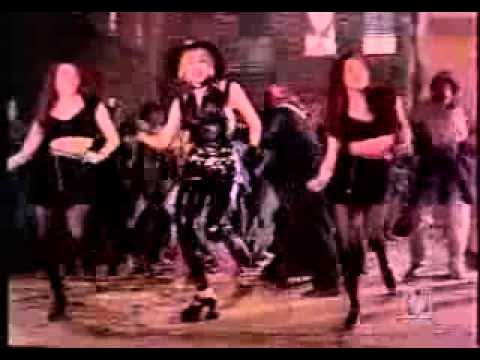 Pirsing bilan yalangoch ayolning fotosurati