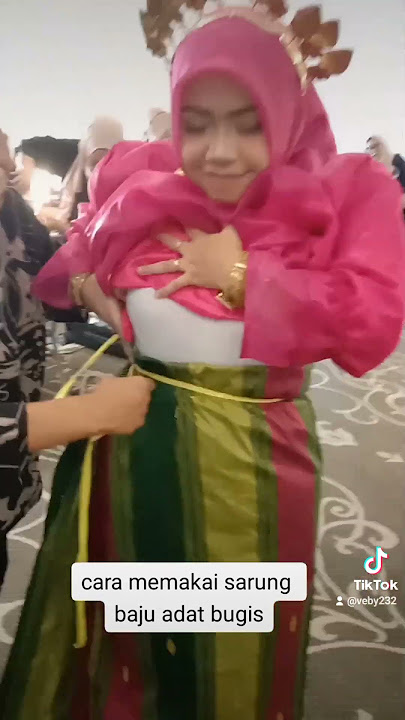 cara memakai sarung baju adat Bugis yang benar