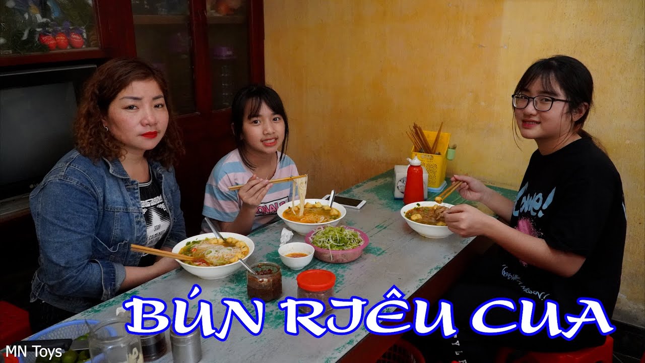 Ba Mẹ Con Hồng Ngại Nấu Cơm Lại Đi Ăn Hàng - Bún Riêu Cua và Bánh Đa Cua - Gia Đình Vui Vẻ - MN Toys