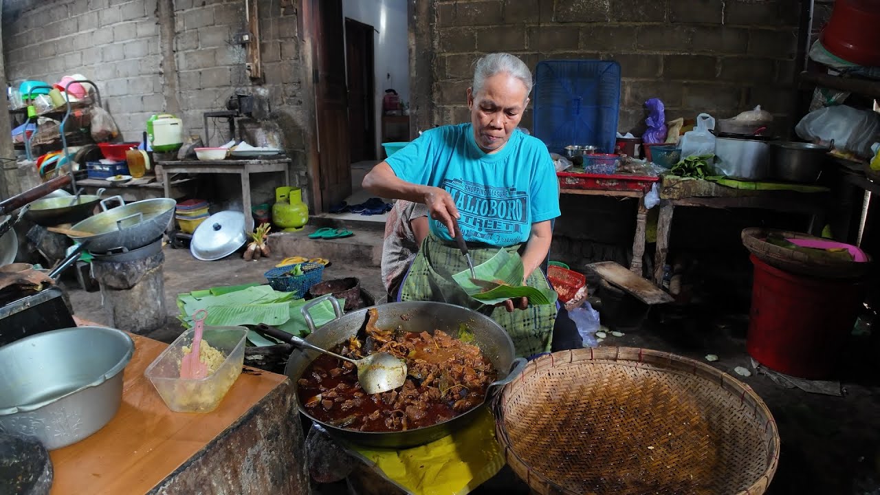 WARUNG NYA KECIL TEPI JALUR DAENDELS TAPI RASA RICA AYAM NYA NGEREMPAH BANGET // WARUNG MBA SUMI