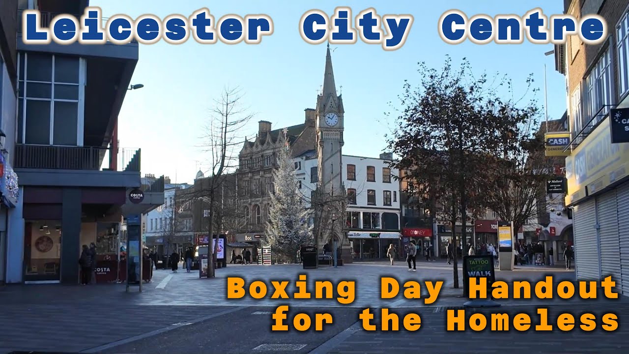 Раздача подарков бездомным в центре Лестера в День подарков.