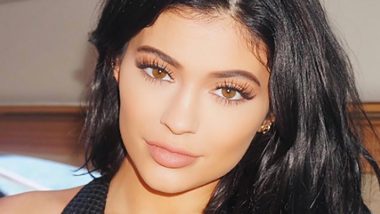 Kylie Jenner Gives A Step By Step Tutorial Of Her Full Makeup