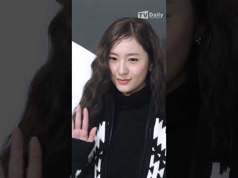 😵 언니 제시카와 점점 닮아가는 미모 #Krystal #<strong>캐나다구스</strong> #패션 #CANADAGOOSE
