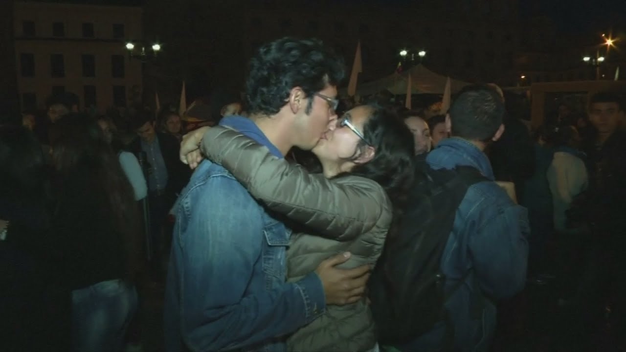 Kissing for peace in Colombia YouTube