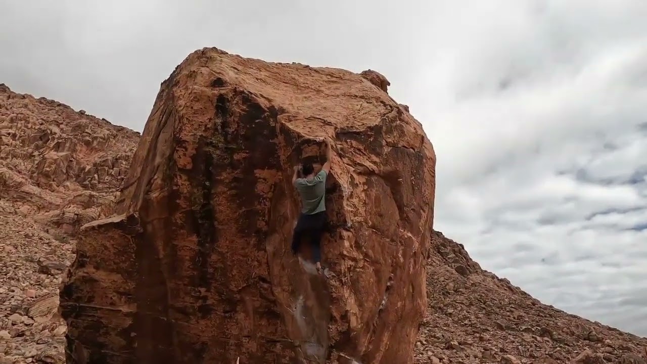 Red Rock Bouldering - Fear of The Black Hat (V9)