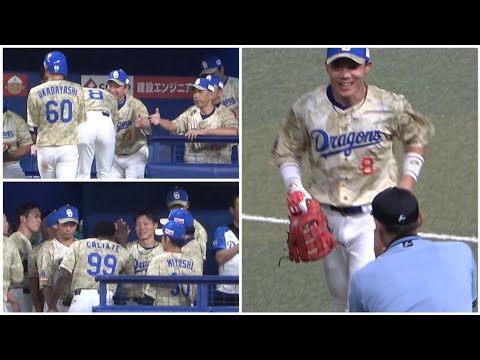 2000安打達成の大島をハイタッチの嵐で迎えるベンチの選手たち！山本塁審からも拍手！（2023年8月26日）