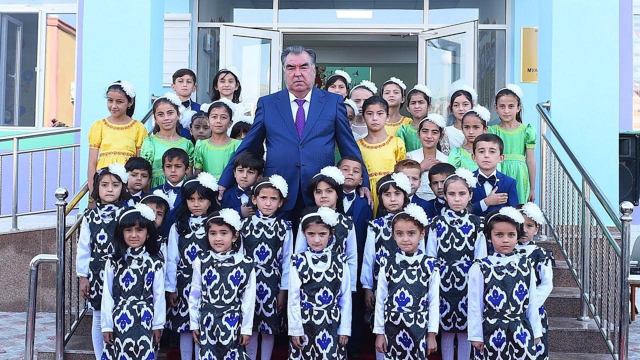 Сарвари давлат Эмомалӣ Раҳмон бинои боғчаи кӯдаконро дар ноҳияи Балҷувон мавриди истифода қарор...