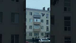 Ужасное видео из Холмска: человек выпал из квартиры 4 этажа