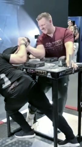 Arnold toproll Arm Wrestling