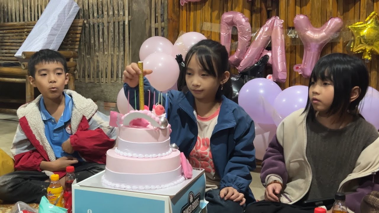 Бедная девочка празднует свой день рождения с друзьями — спасибо за подарки Хану.