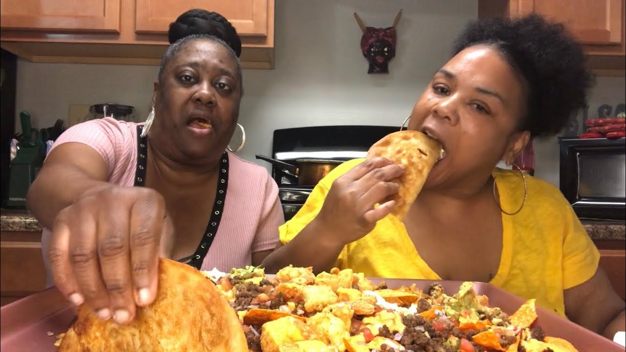 Начос с говядиной и жареными креветками Мукбанг