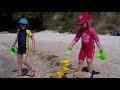 Nina and Timo are playing with watermill ニーナとティモは水車小屋で遊んでいます