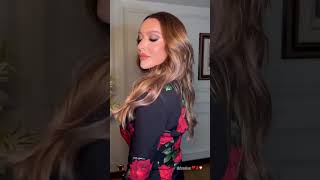 Hadise'nin çiçekler içerisindeki paylaşımı. #gündem #magazin #sondakika #ünlüler #hadise  #stil