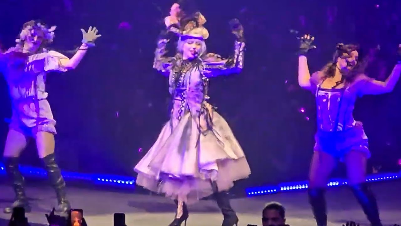ミュージシャン LADY GAGA MAYHEM BALL - DANCE OR DIE XL Lady Gaga - The Dead Dance - Mayhem Ball in Berlin, Germany Night