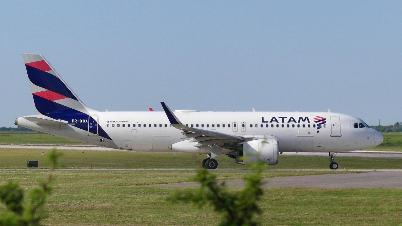 LATAM Airbus A320neo PR-XBA despegando de Cordoba