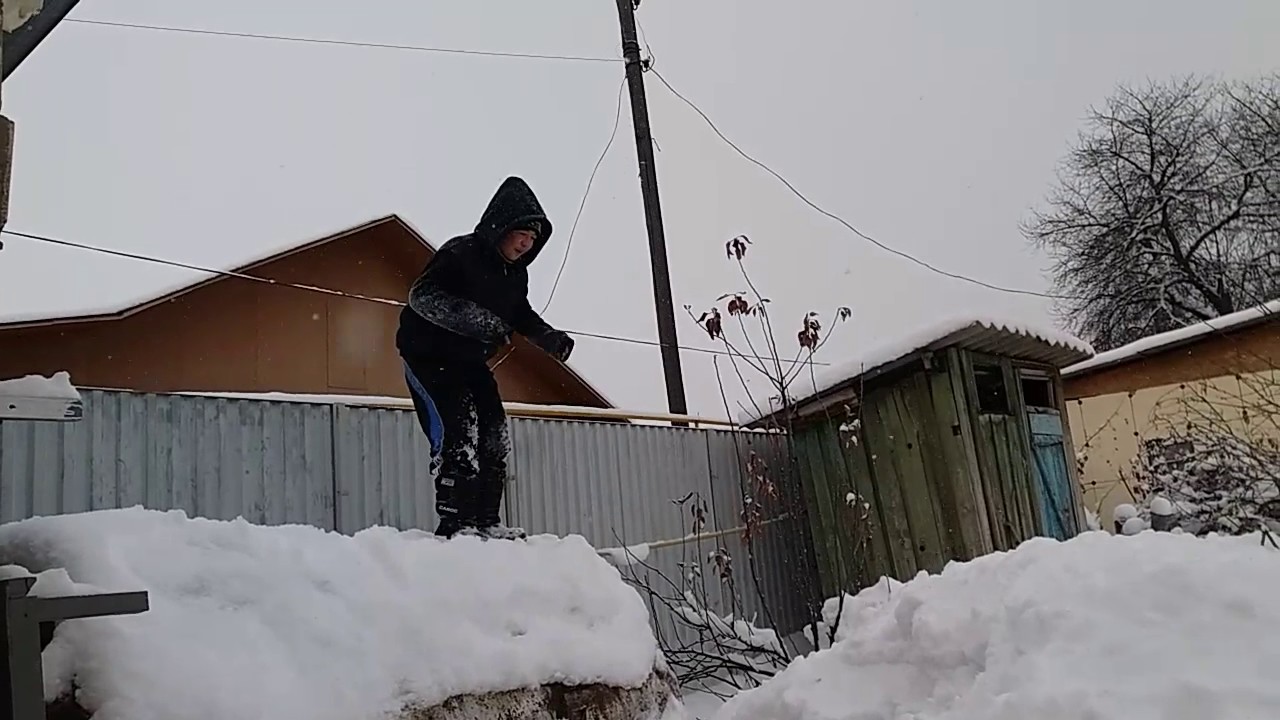 Сугроб головой. Головой в сугроб. Прыгать в сугроб. Снег башка. Прыжок в снег.