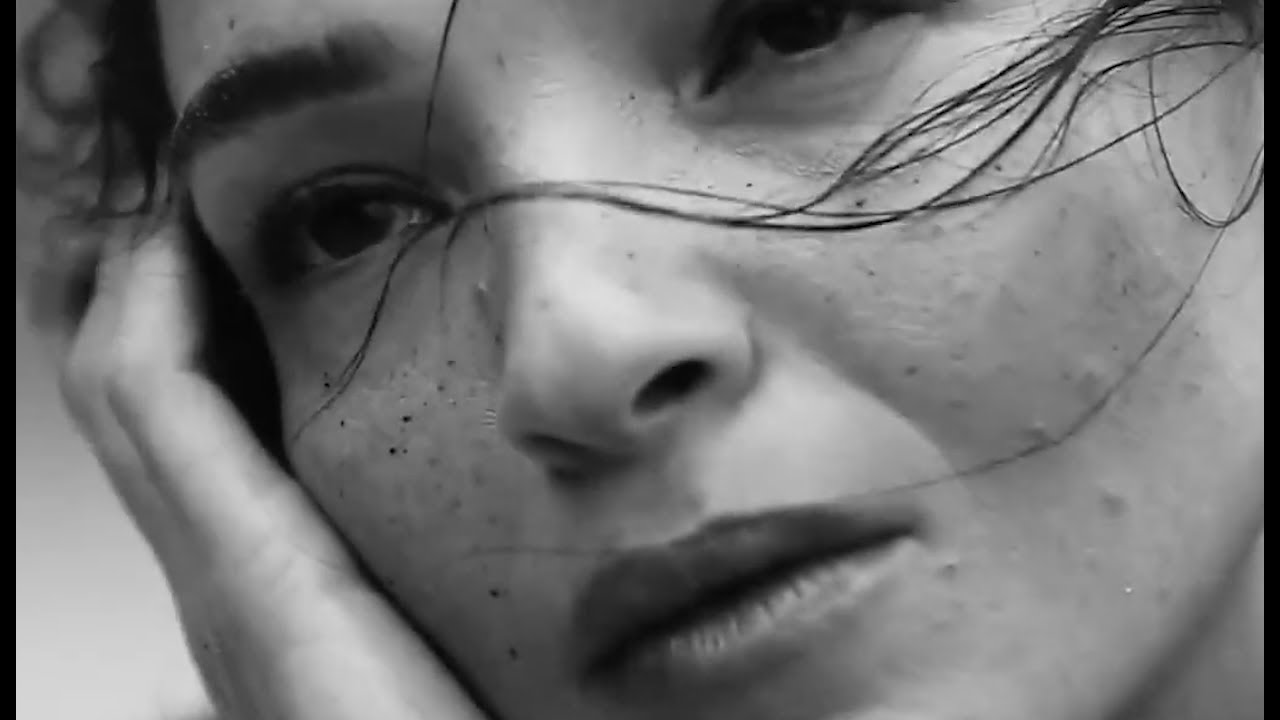 С берез неслышен невесом ...