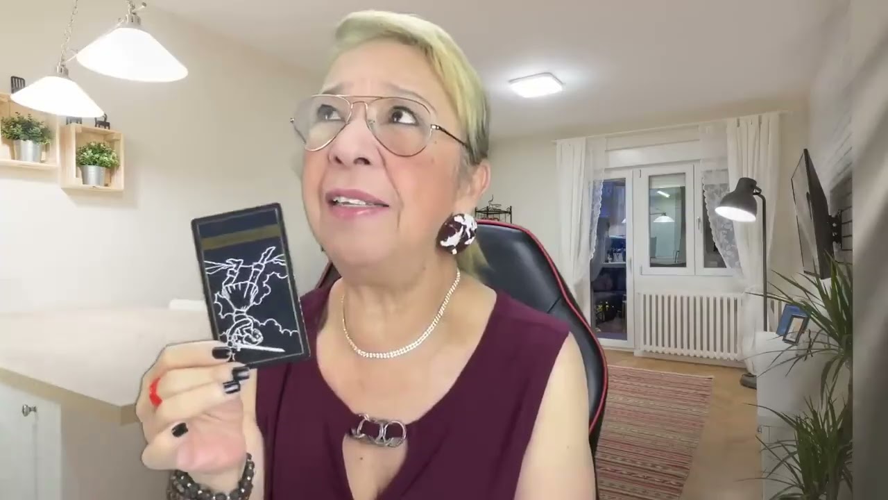 ARIES!  Está con alguien! pero sufre una soledad sin amor en su alma!