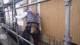 三条市　外壁張替え工事　金属サイディング切断とエア工具で釘留め