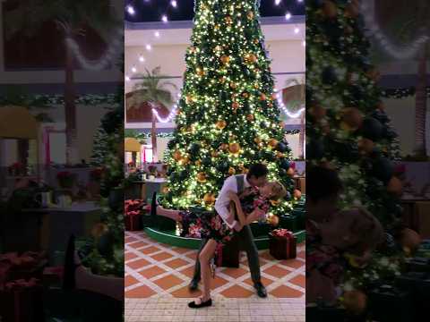 크리스마스에 트리 앞에서 <strong>홍콩영화</strong> 찍기🎄 #shorts #엔조이커플 #christmas