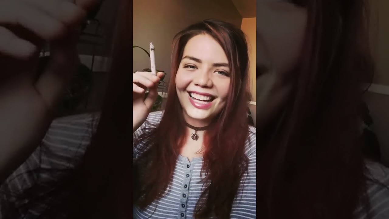 Smokingharlow pretty smoker