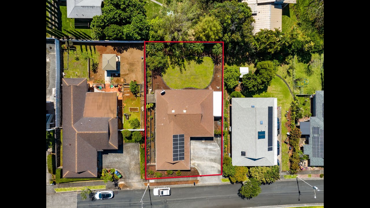 3 bd/2 ba SINGLE LEVEL home on an over 9,000 sqft LEVEL lot in Aiea