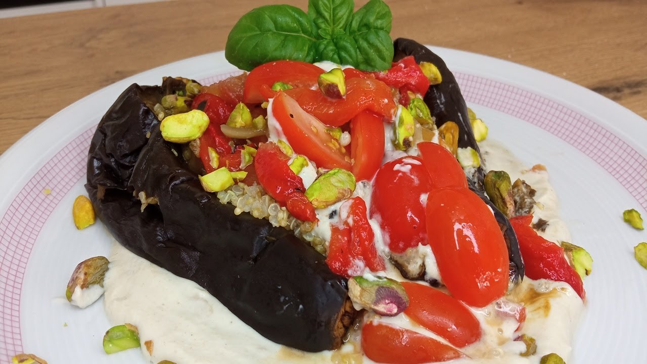Berenjenas con Quinoa y Salsa Tahini