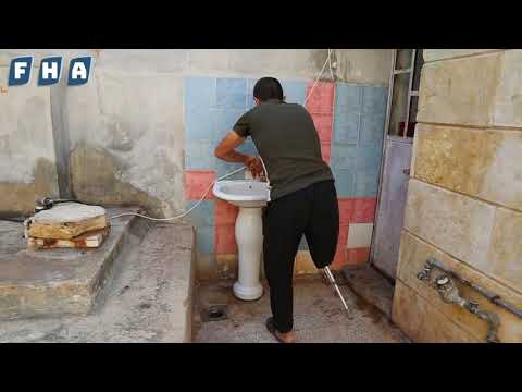 على الرغم من وضعه الصحي يعمل الشاب عبد اللطيف لتأمين طرف اصطناعي بعد أن فقد ساقه إثر غارة جوية