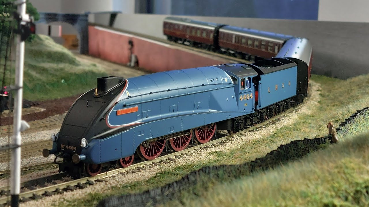 Opening the Hornby Great Gathering 4464 A4 Bittern - YouTube