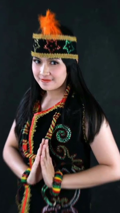 kumpulan gadis Dayak kalimantan
