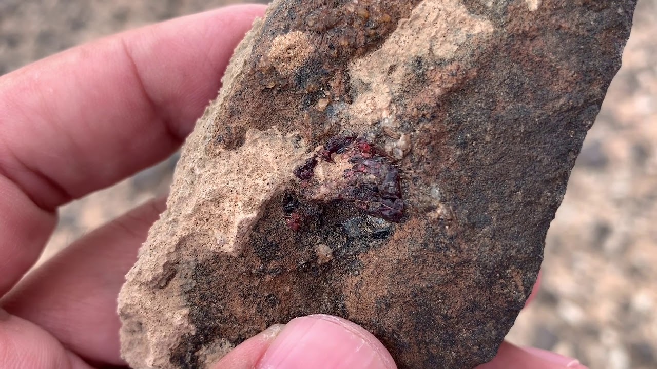 اول منقب في نجد يعثر على بلورات الجارنيت المانديت  🙂