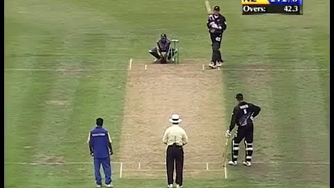 Muttiah Muralitharan bowling without ANY Run Up. Rarest Incident. New Zealand v Sri Lanka 2001