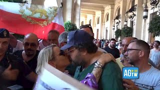 Roma Pride, il bacio tra Adinolfi e Francesca Pascale: «È nostro diritto esserci»