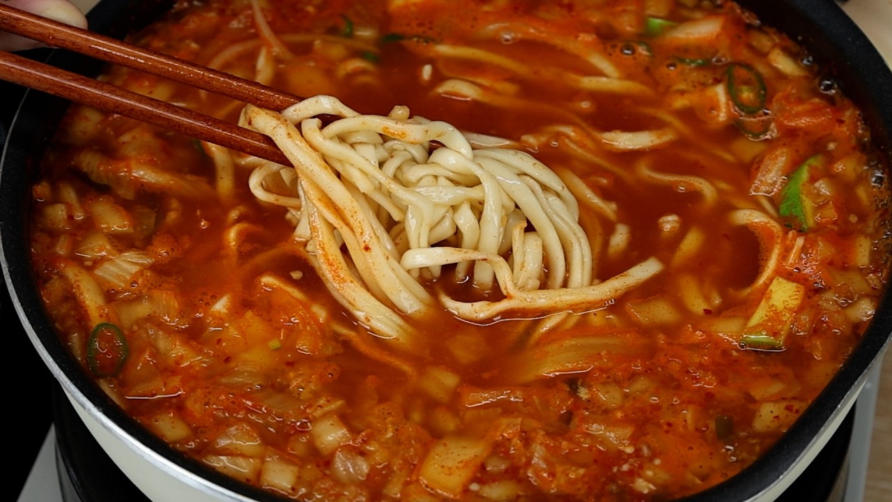 신김치 하나로 끝내는 칼칼 김치칼국수, 불 끄고 이걸 넣으세요 ⭐