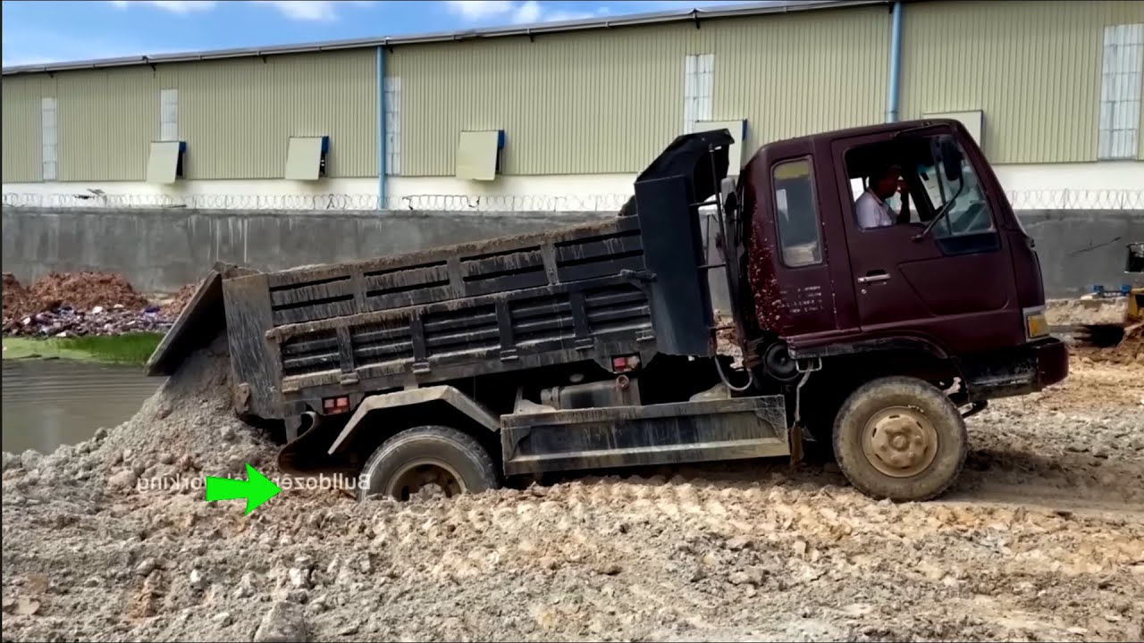 Please don't be in danger,Landfill Dump Truck 5ton Back Uploading Overturned dozer KOMATSU rescue…