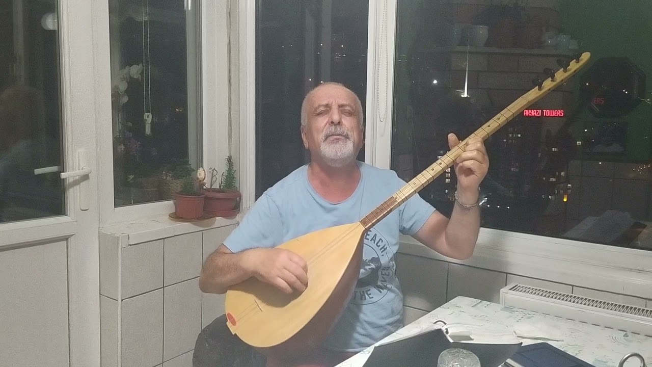 Bir güzel salınır güller içinde