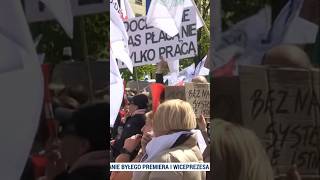 Protest pracowników ZUS: Żądania podwyżek i groźba strajku generalnego przed Ministerstwem Finansów