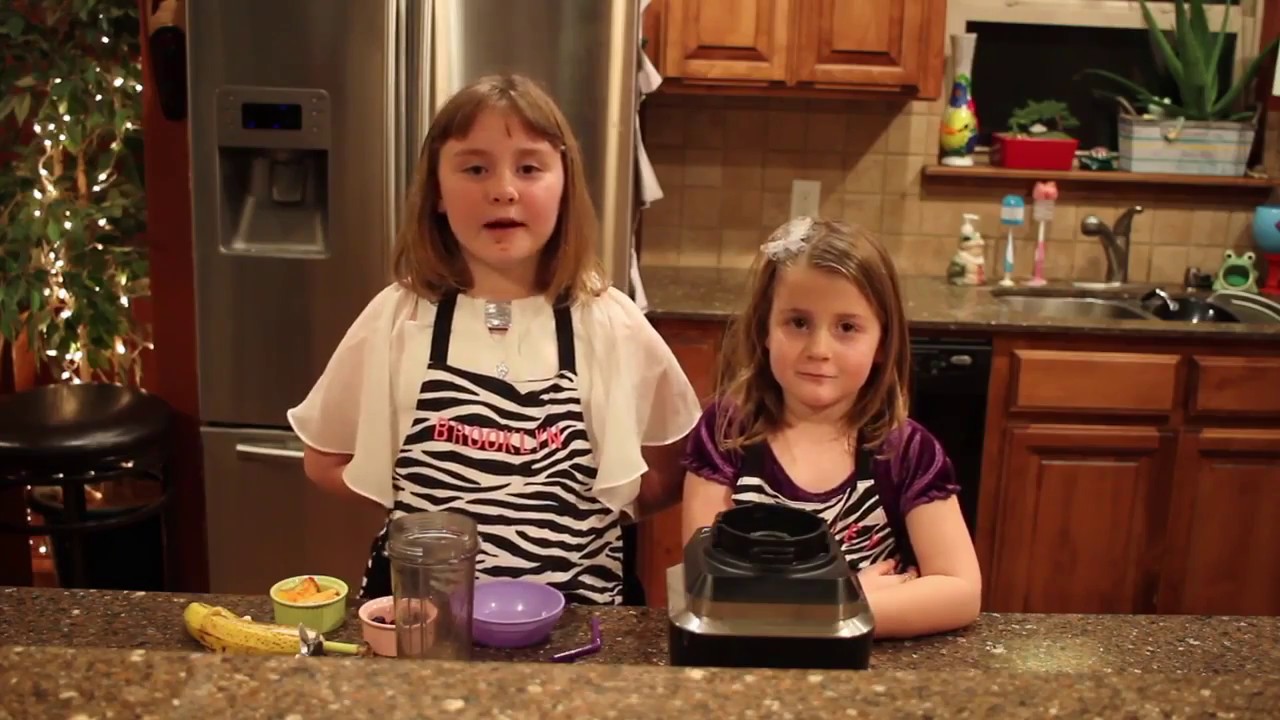 Baby Smoothies with Brooklyn & Daphney: The Cooking Bakers