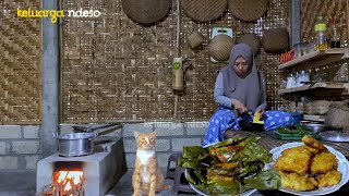 suasana desa, masak pepes ikan tongkol, bakwan jagung,makan siang bersama keluarga, masakan desa