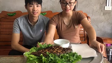 Cá rô nướng sa tế quấn bánh tráng rau thơm .