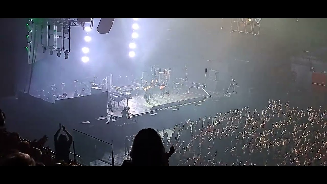 INCONMENSURABLE- GENIAL- Llorona, Gracias a la Vida- WiZink Center Madrid 16-12-2023 GRACIAS RAPHAEL