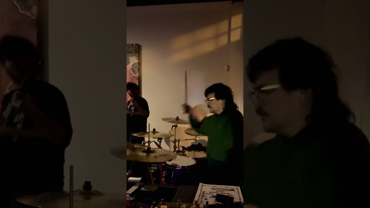 Guarda broken drum stick had it out for the guitarist #drums #drummer #livemusic #metal #splinters su YouTube Guarda broken drum stick had it out for the guitarist #drums #drummer #livemusic #metal #splinters su YouTube