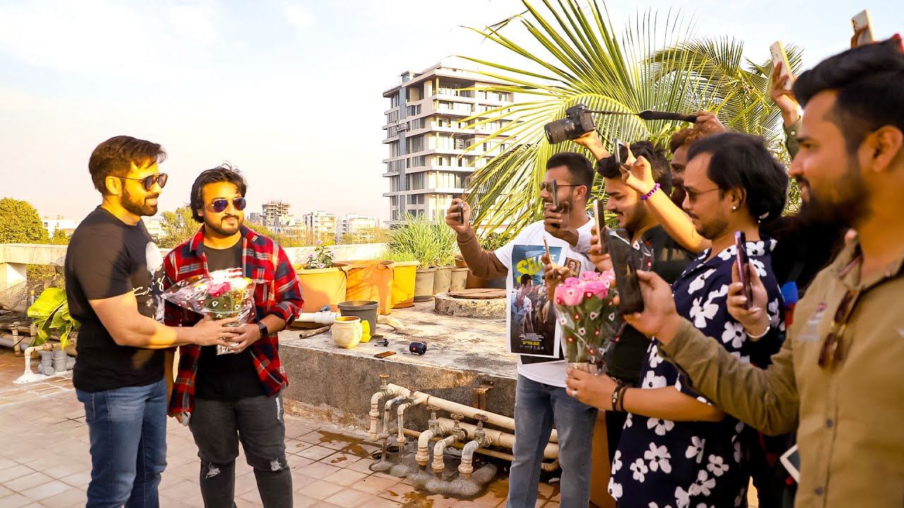 Emran Fands Emran Hashmi's Fans Express Their Love For Him With Flower Bouquets ...