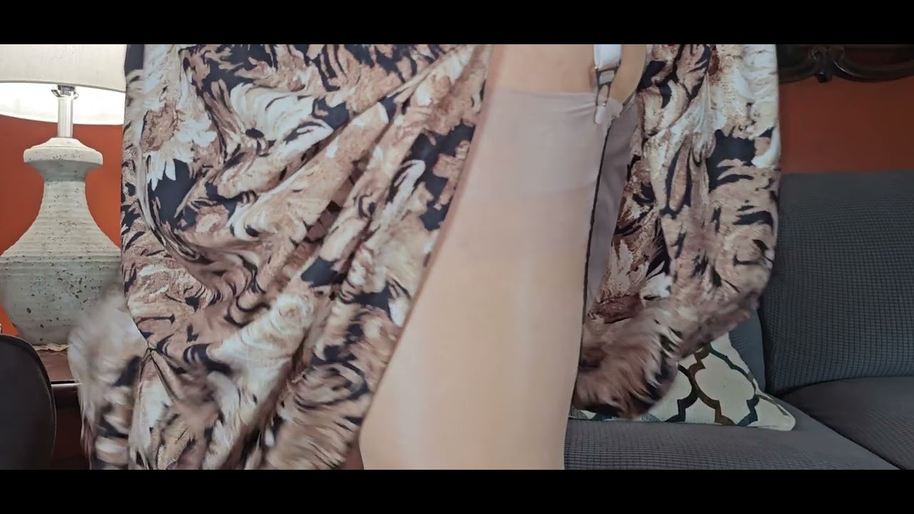 Бежевые чулки прямого кроя, рабочее платье, туфли на высоком каблуке и шпильке с открытым носком,...