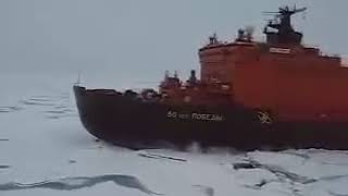 Атомный ледокол разбивает лед перед иностранным судном