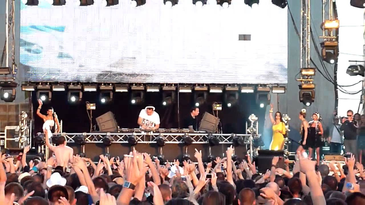 Tiesto @ Cacao Beach 2011 ( The Temper Trap - Sweet Disposition (Axwell & Dirty South Remix) )